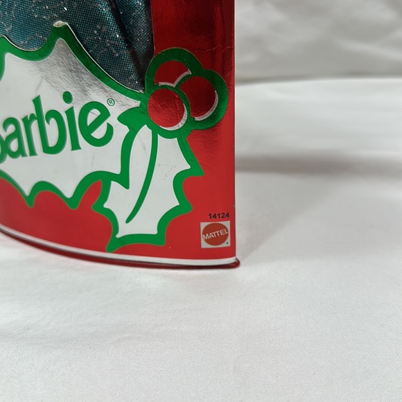 Happy Holidays Barbie - Picture 3 of 8